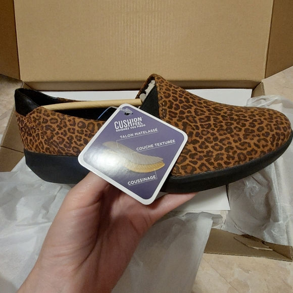 Clarks women slip on sneakers bnwt size 7.5 W - Picture 3 of 5